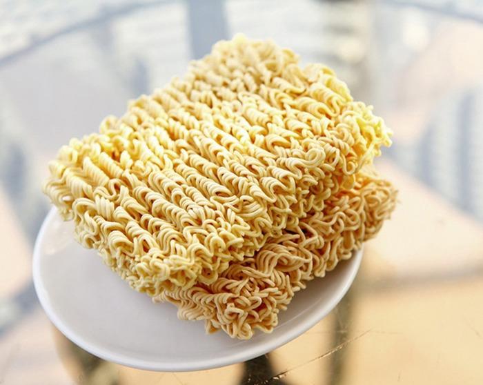 Export order of 1 container of instant noodles to the USA